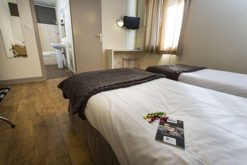 Brit Hotel Du Parc Niort Centre-Parking Gratuit Номер фото