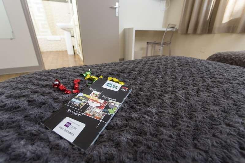 Brit Hotel Du Parc Niort Centre-Parking Gratuit Номер фото