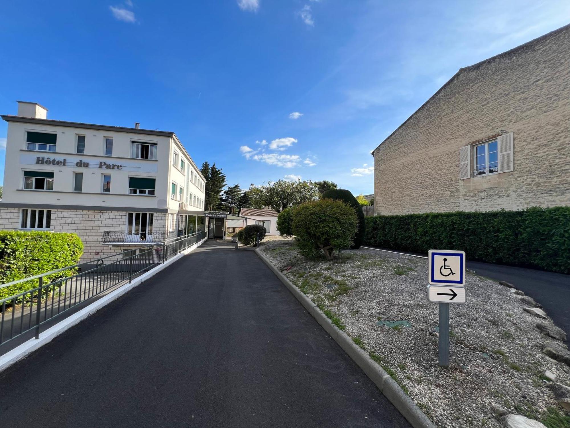 Brit Hotel Du Parc Niort Centre-Parking Gratuit Экстерьер фото