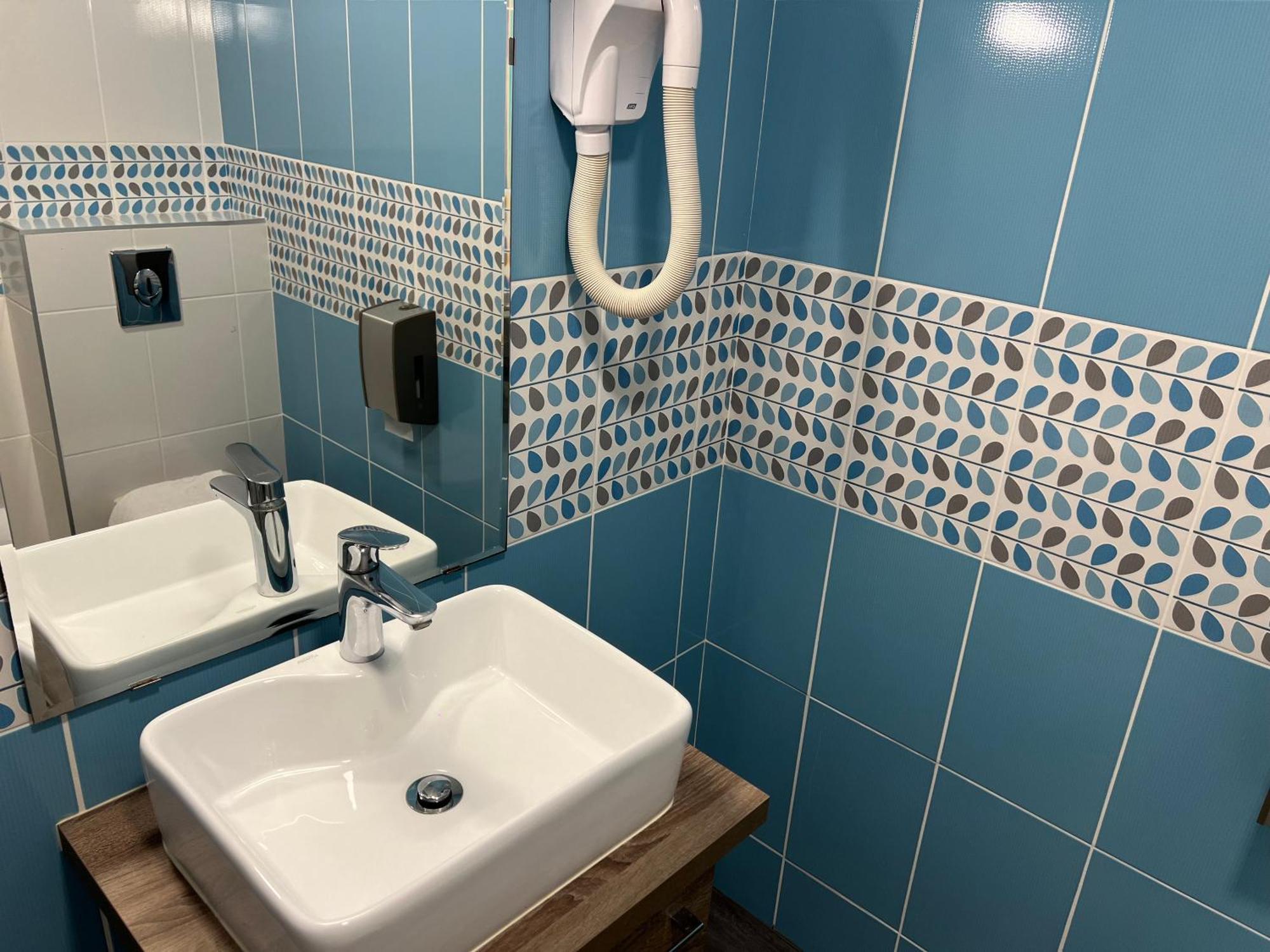 Brit Hotel Du Parc Niort Centre-Parking Gratuit Экстерьер фото