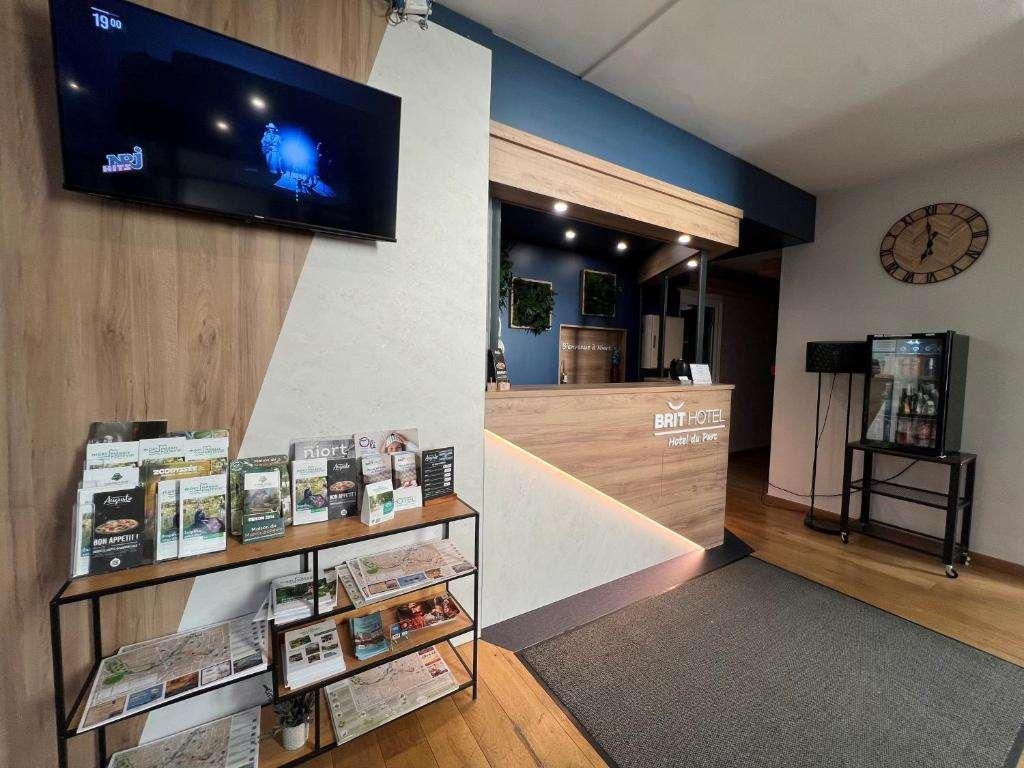 Brit Hotel Du Parc Niort Centre-Parking Gratuit Интерьер фото