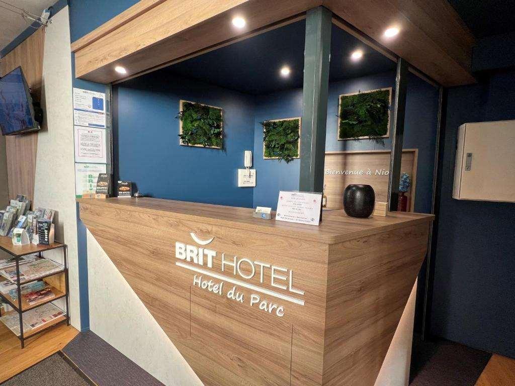 Brit Hotel Du Parc Niort Centre-Parking Gratuit Интерьер фото